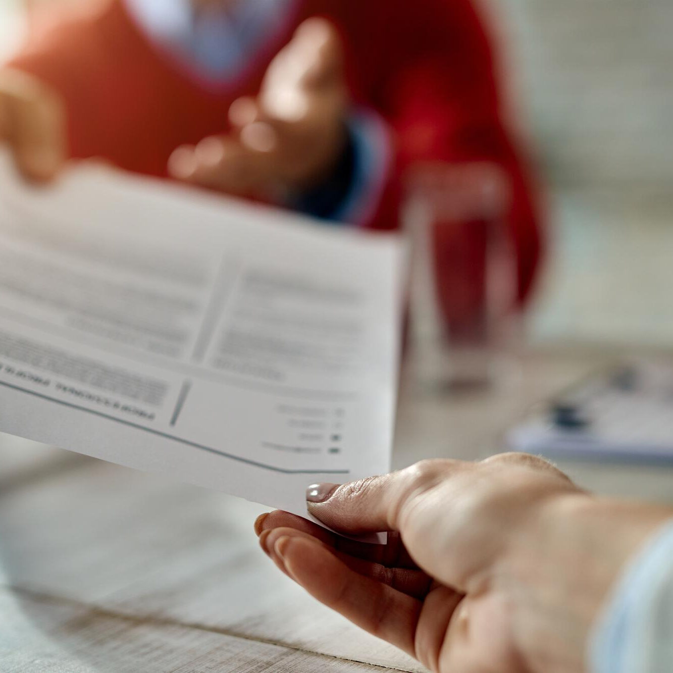 primer-plano-solicitante-empleo-dando-su-curriculum-entrevista-trabajo-oficina (1)